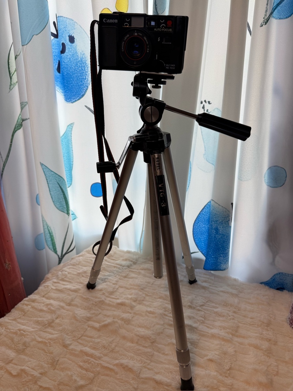 VTG-3 Adjustable Aluminum Camera Tripod with Pan/Tilt Head